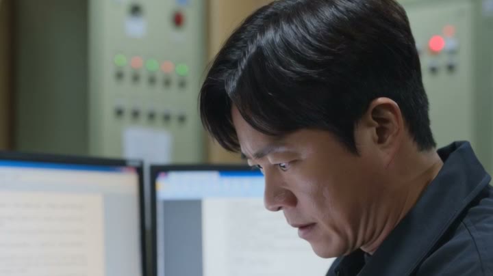 당직실에서 알림을 확인하는 담당자